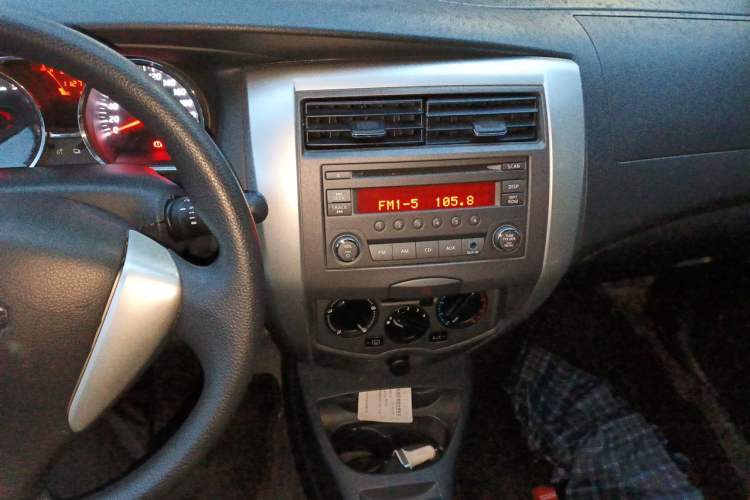 Used Nissan Livina 2013 JINRUI 1.6XV Manual Luxury Edition Audio And AC Panel