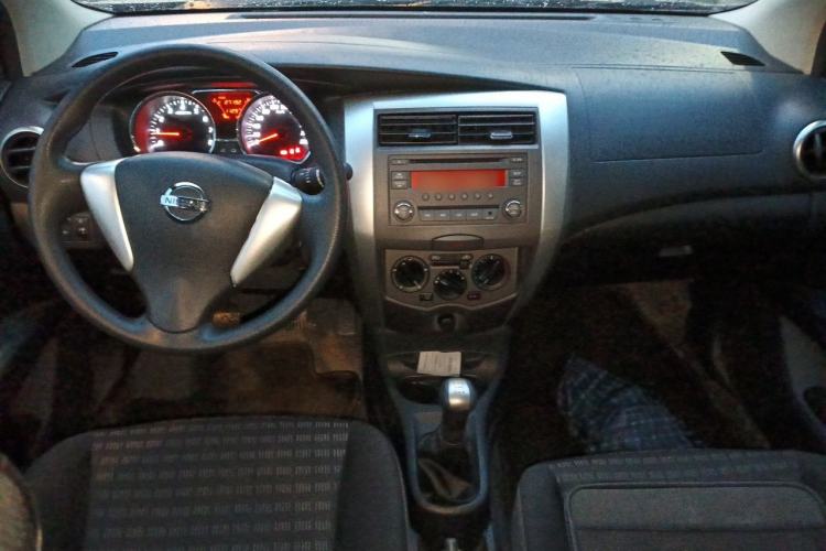 Used Nissan Livina 2013 JINRUI 1.6XV Manual Luxury Edition Center Console