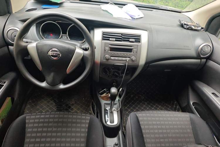 Used Nissan Livina 2013 JINRUI 1.6XV CVT Luxury Edition Center Console