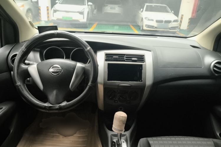 Used Nissan Livina 2013 JINRUI 1.6XV CVT Luxury Edition Center Console