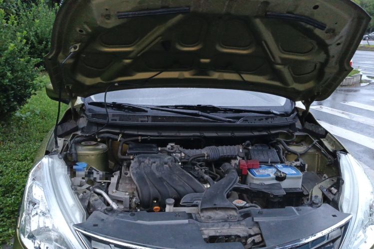 Used Nissan Livina 2013 JINRUI 1.6XV Manual Luxury Edition Engine Bay