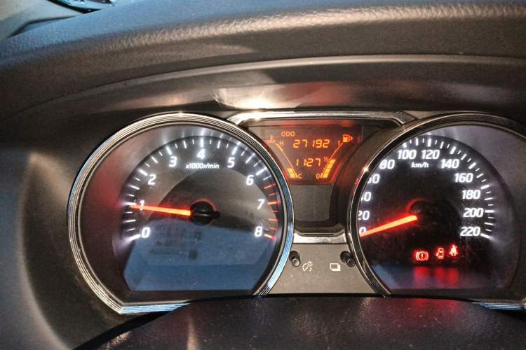 Used Nissan Livina 2013 JINRUI 1.6XV Manual Luxury Edition Odometer Close Up