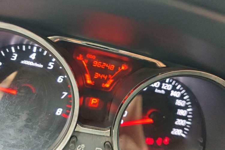 Used Nissan Livina 2013 JINRUI 1.6XV CVT Luxury Edition Odometer Close Up