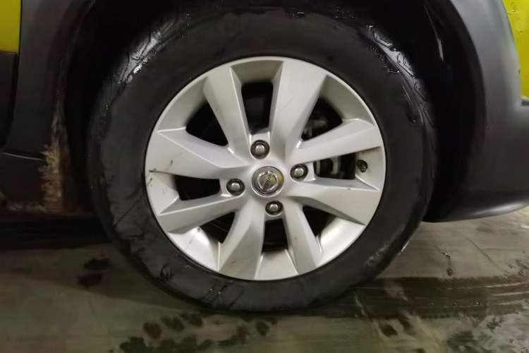 Used Nissan Livina 2013 Jinrui 1.6XL CVT Comfort Edition Right Front Wheel Hub