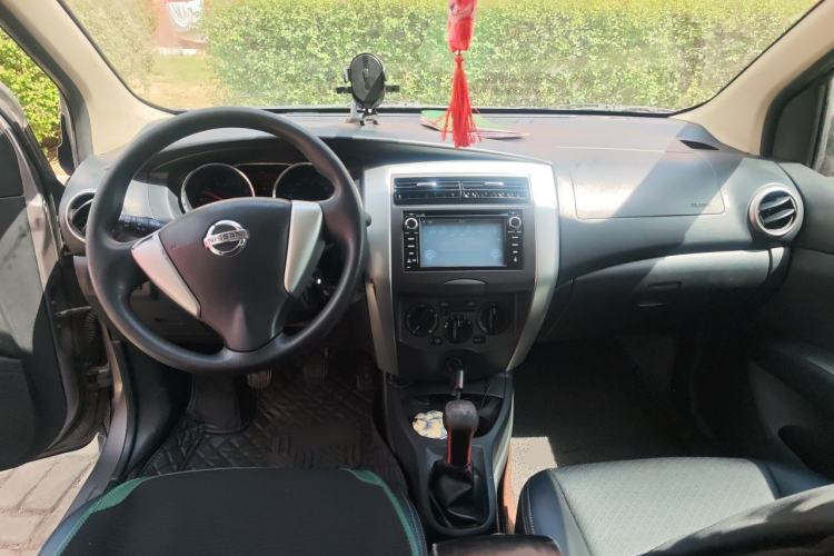 Used Nissan Livina 2013 Jingrui 1.6XL Manual Comfort Edition Center Console