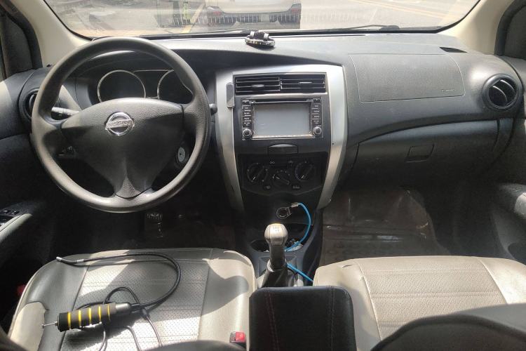 Used Nissan Livina 2013 1.6XE Manual Comfort Edition Center Console