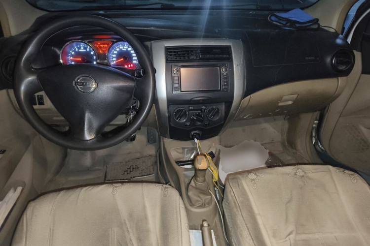 Used Nissan Livina 2013 1.6XE Manual Comfort Edition Center Console
