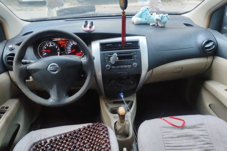 Used Nissan Livina 2013 1.6XE Manual Comfort Edition Center Console