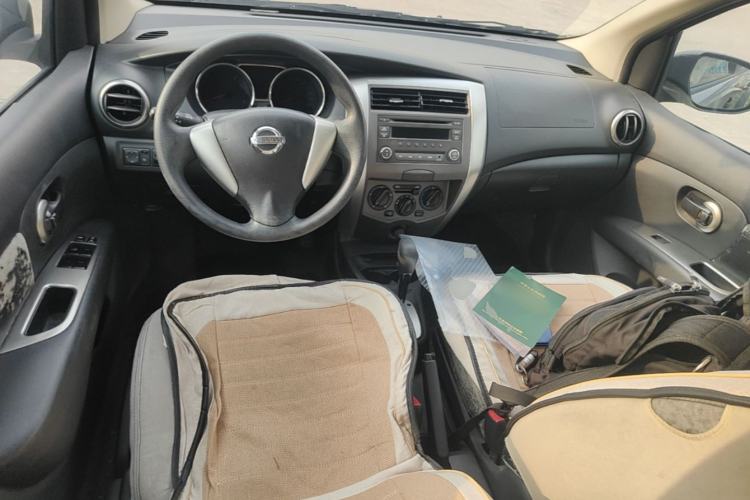 Used Nissan Livina 2013 JINRUI 1.6XV CVT Luxury Edition Center Console
