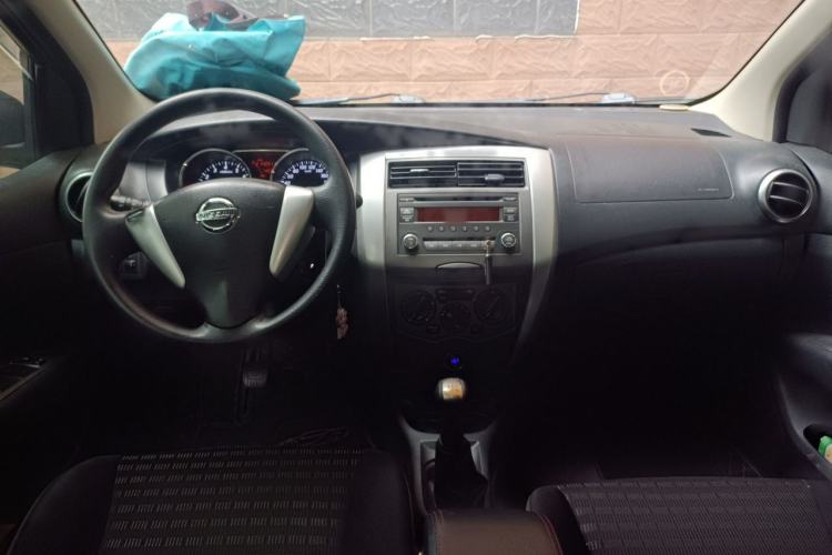 Used Nissan Livina 2013 Jingrui 1.6XL Manual Comfort Edition Center Console
