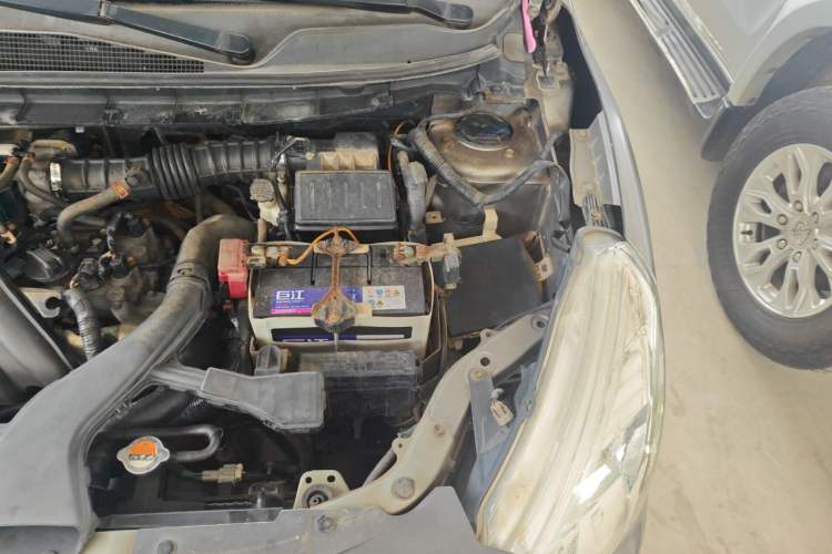 Used Nissan Livina 2013 JINRUI 1.6XV CVT Luxury Edition Engine Bay Left