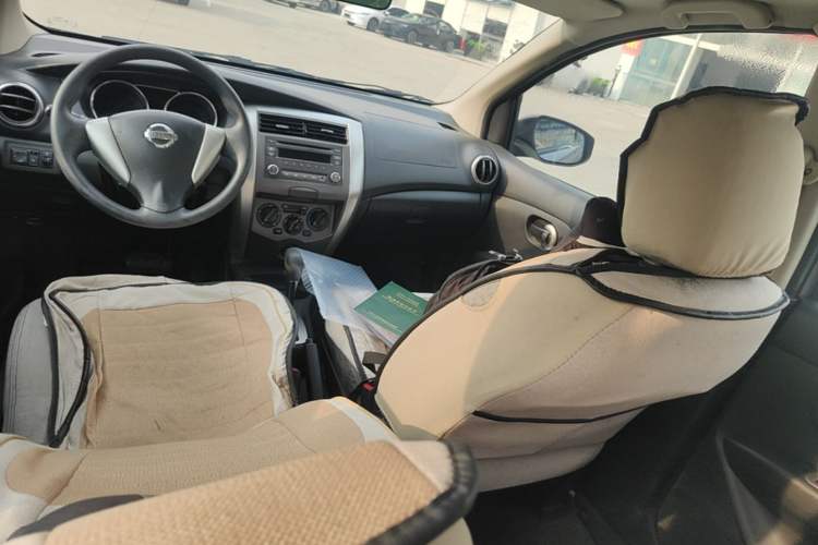 Used Nissan Livina 2013 JINRUI 1.6XV CVT Luxury Edition Headliner