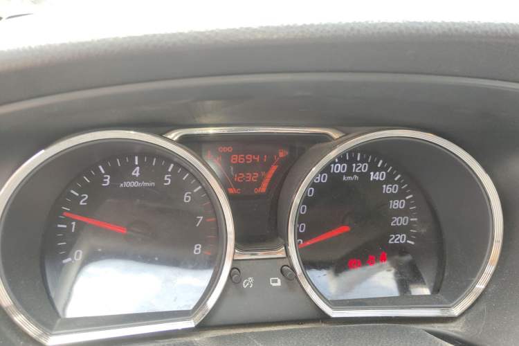 Used Nissan Livina 2013 1.6XE Manual Comfort Edition Odometer Close Up