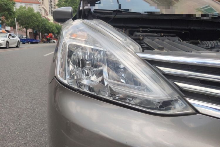 Used Nissan Livina 2013 1.6XE Manual Comfort Edition Right Front Headlight