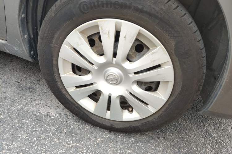 Used Nissan Livina 2013 1.6XE Manual Comfort Edition Right Front Wheel Hub