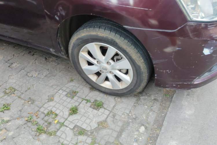 Used Nissan Livina 2013 1.6XE Manual Comfort Edition Right Front Wheel Hub
