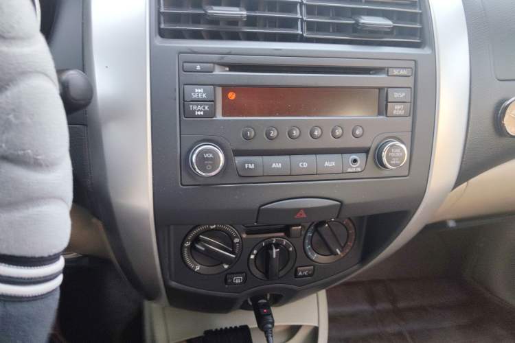 Used Nissan Livina 2013 1.6XE Manual Comfort Edition Audio And AC Panel