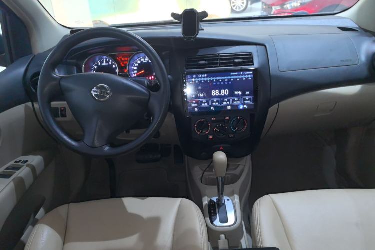 Used Nissan Livina 2013 1.6XE CVT Comfort Edition Center Console