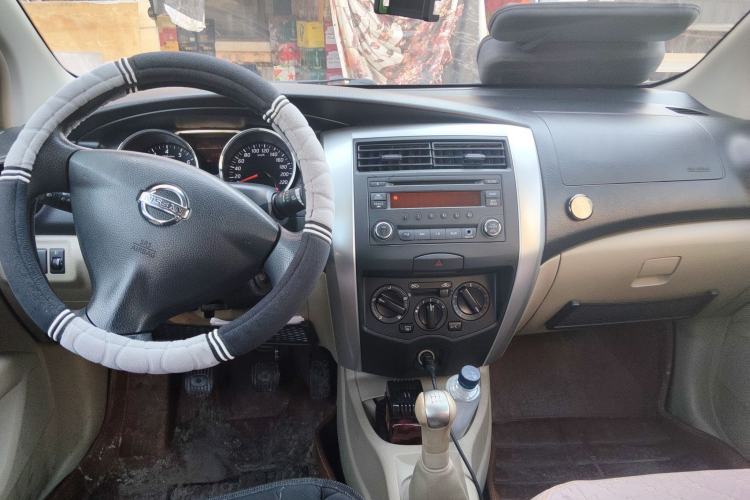 Used Nissan Livina 2013 1.6XE Manual Comfort Edition Center Console