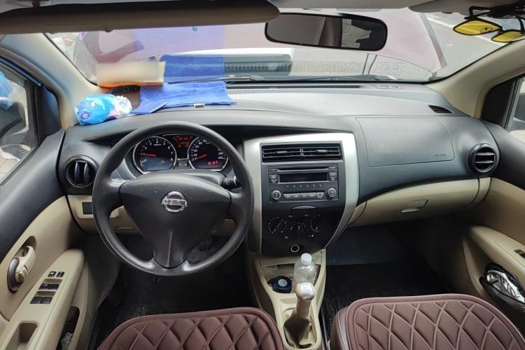 Used Nissan Livina 2013 1.6XE Manual Comfort Edition Center Console