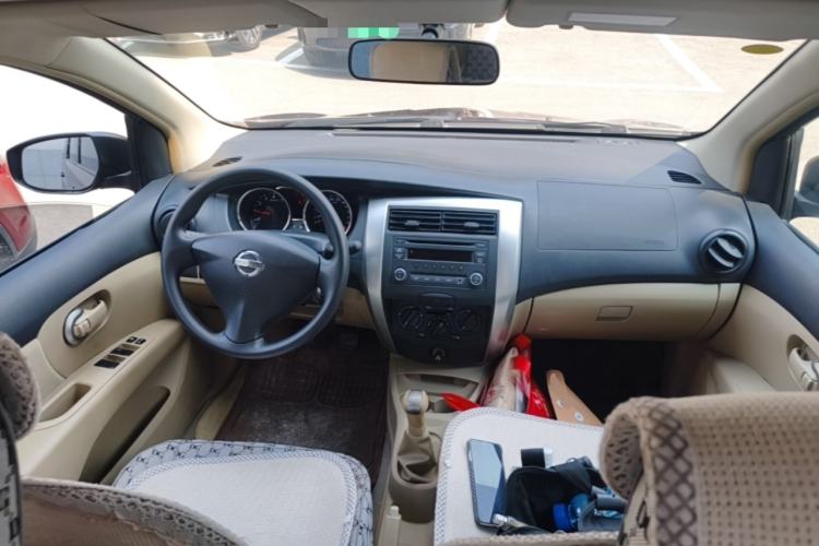 Used Nissan Livina 2013 1.6XE Manual Comfort Edition Center Console