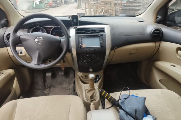 Used Nissan Livina 2013 1.6XE Manual Comfort Edition Center Console