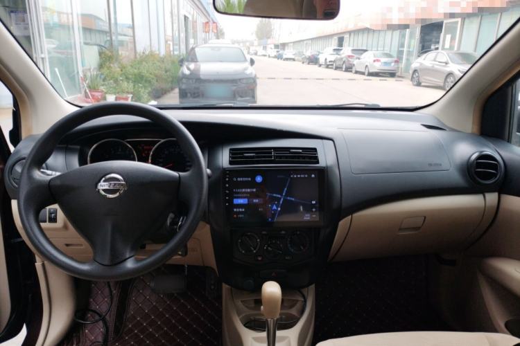 Used Nissan Livina 2013 1.6XE CVT Comfort Edition Center Console