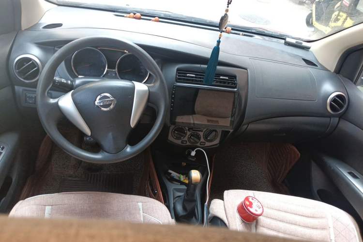 Used Nissan Livina 2013 Jingrui 1.6XL Manual Comfort Edition Center Console