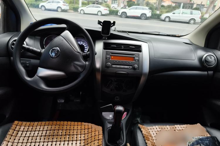 Used Nissan Livina 2013 JINRUI 1.6XV Manual Luxury Edition Center Console