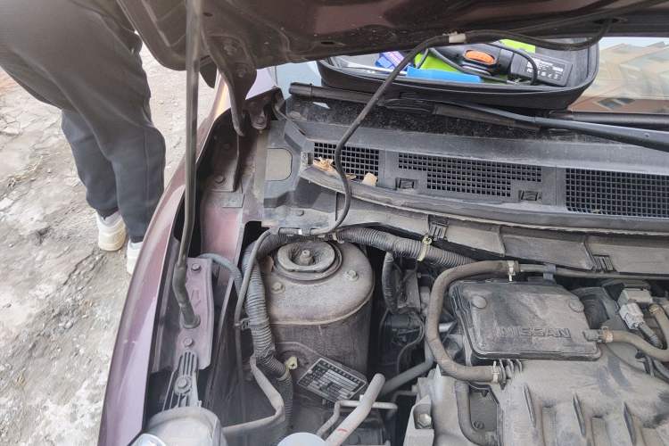 Used Nissan Livina 2013 1.6XE Manual Comfort Edition Engine Bay Right
