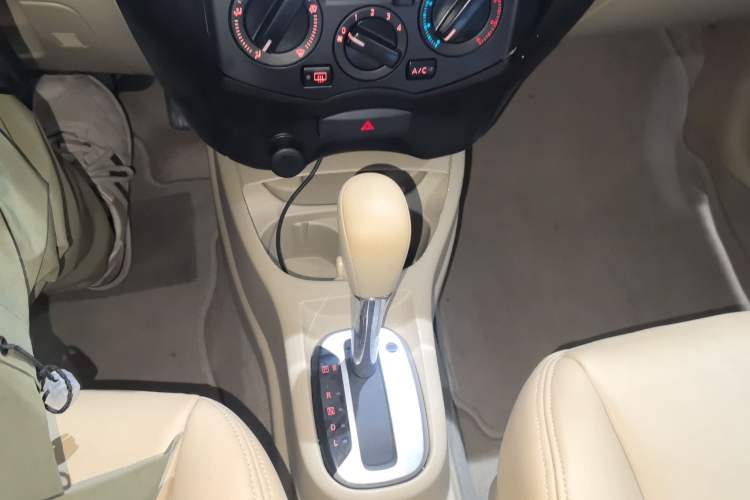 Used Nissan Livina 2013 1.6XE CVT Comfort Edition Gear Lever