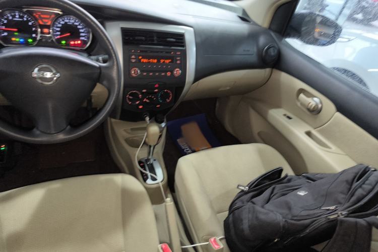 Used Nissan Livina 2013 1.6XE CVT Comfort Edition Gear Lever