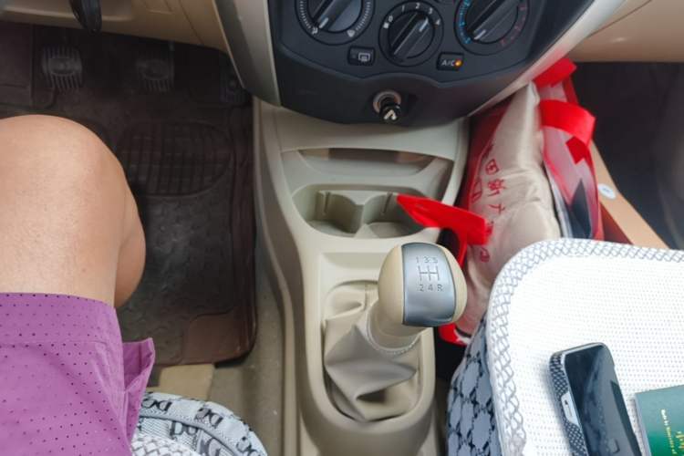 Used Nissan Livina 2013 1.6XE Manual Comfort Edition Gear Lever