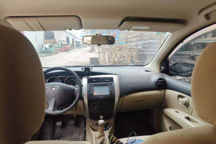 Used Nissan Livina 2013 1.6XE Manual Comfort Edition Headliner