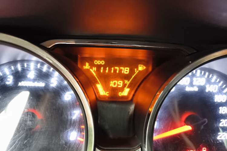 Used Nissan Livina 2013 JINRUI 1.6XV Manual Luxury Edition Odometer Close Up