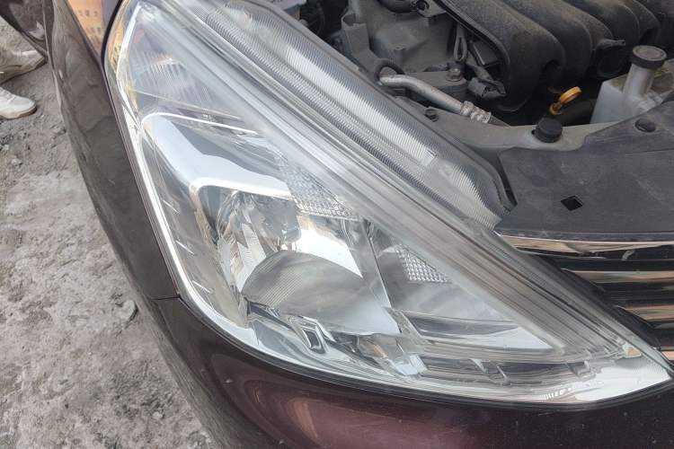 Used Nissan Livina 2013 1.6XE Manual Comfort Edition Right Front Headlight