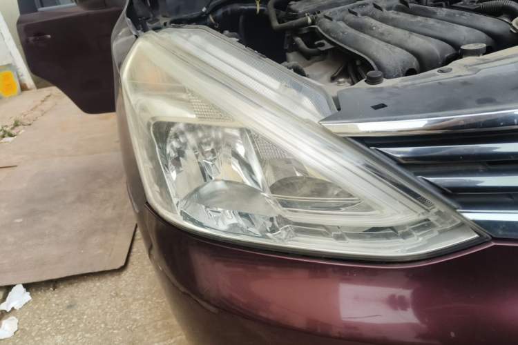 Used Nissan Livina 2013 1.6XE Manual Comfort Edition Right Front Headlight