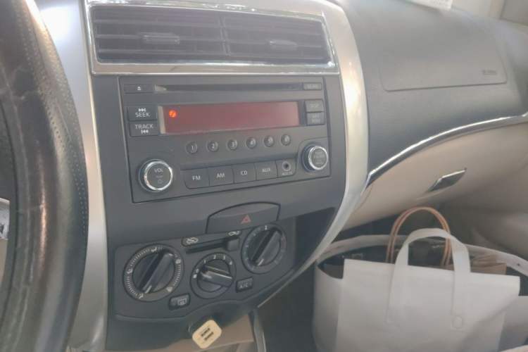 Used Nissan Livina 2013 1.6XE Manual Comfort Edition Audio And AC Panel