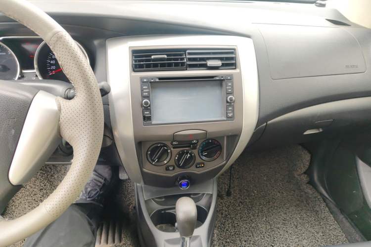 Used Nissan Livina 2013 Jinrui 1.6XL CVT Comfort Edition Audio And AC Panel