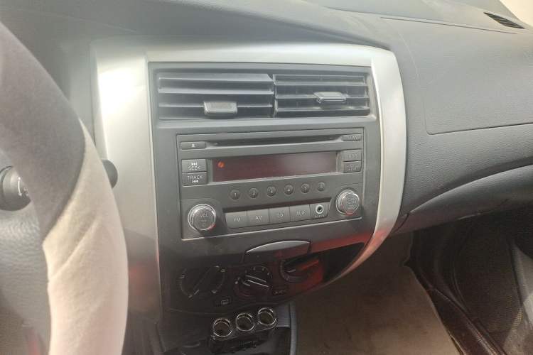 Used Nissan Livina 2013 1.6XE Manual Comfort Edition Audio And AC Panel