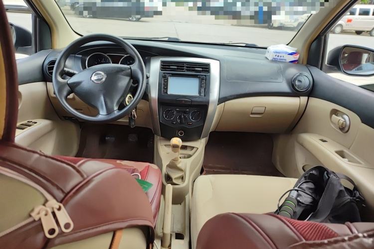 Used Nissan Livina 2013 1.6XE Manual Comfort Edition Center Console