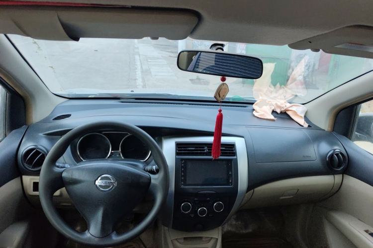 Used Nissan Livina 2013 1.6XE Manual Comfort Edition Center Console