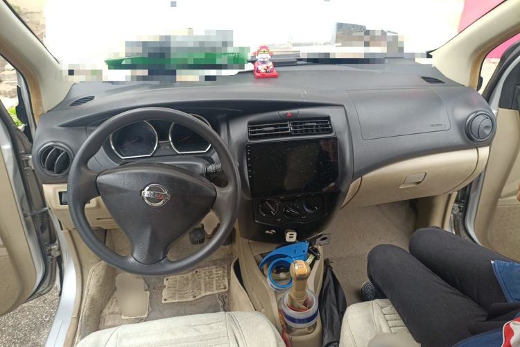 Used Nissan Livina 2013 1.6XE Manual Comfort Edition Center Console