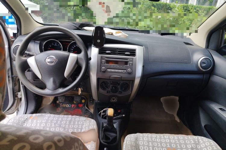Used Nissan Livina 2013 Jingrui 1.6XL Manual Comfort Edition Center Console