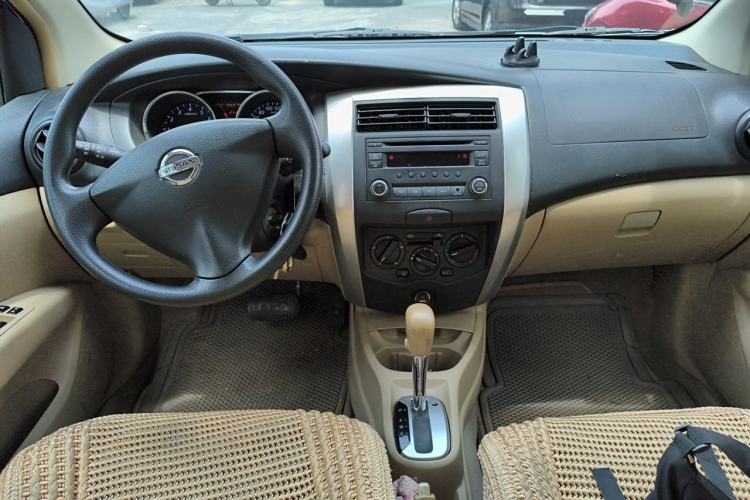 Used Nissan Livina 2013 1.6XE CVT Comfort Edition Center Console