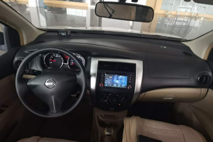 Used Nissan Livina 2013 1.6XE Manual Comfort Edition Center Console