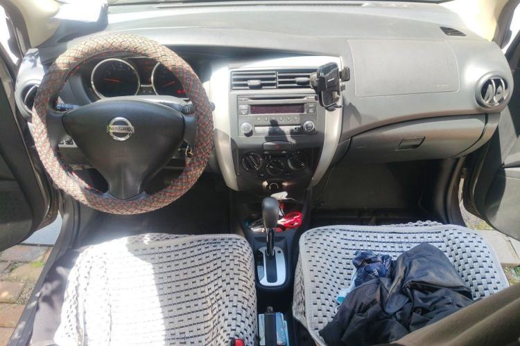 Used Nissan Livina 2013 1.6XE CVT Comfort Edition Center Console