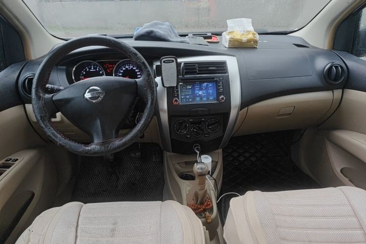 Used Nissan Livina 2013 1.6XE Manual Comfort Edition Center Console