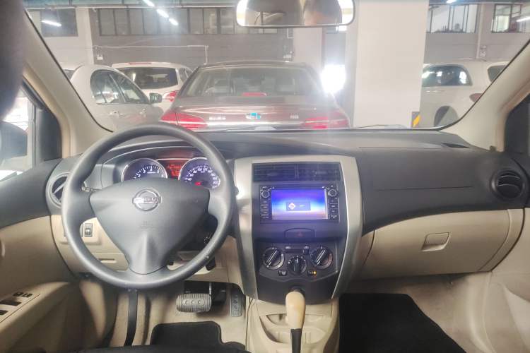 Used Nissan Livina 2013 1.6XE CVT Comfort Edition Center Console