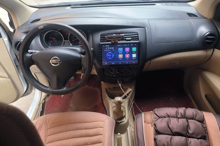 Used Nissan Livina 2013 1.6XE Manual Comfort Edition Center Console